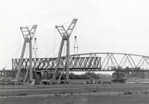 170422 Afbeelding van het uitnemen van de uit 1946 daterende Callender-Hamilton noodbrug van de spoorbrug over de ...